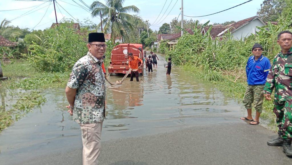 PJ Bupati OKU H Teddy Meilwansyah SSTP MM MPd memantau 5 unit armada Damkar dan BPBD menyedot banjir yang menggenanngi Jalan Pancur Desa Tanjung Baru Kecamatan Baturaja Timur Kabupaten OKU Kamis (27/4)/2023). Kanalberita.id / Apriansyah