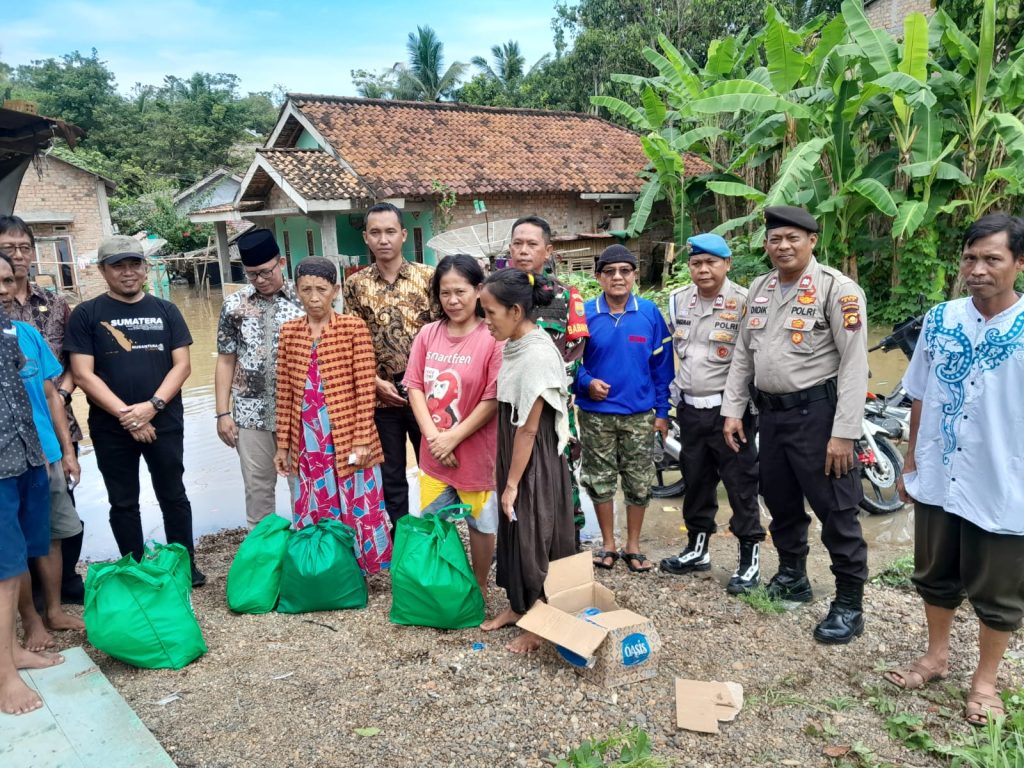 PJ Bupati OKU H Teddy Meilwansyah SSTP MM MPd memberikan bantuan sembako dan uang tunai kepada 13 KK yang terdampak banjir Kamis (27/4/2023). Foto Kanalberita.id / Apriansyah