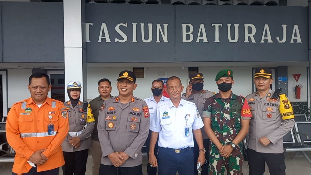 Kapolres OKU Polda Sumatera Selatan AKBP Arif Harsono SIK MH didampingi Kabag Ops Kompol Liswan Nurhapis SH melakukan pemantauan di Posko Pelayanan di stasiun Kereta Api Baturaja. Foto:Apriansyah/Apriansyah 