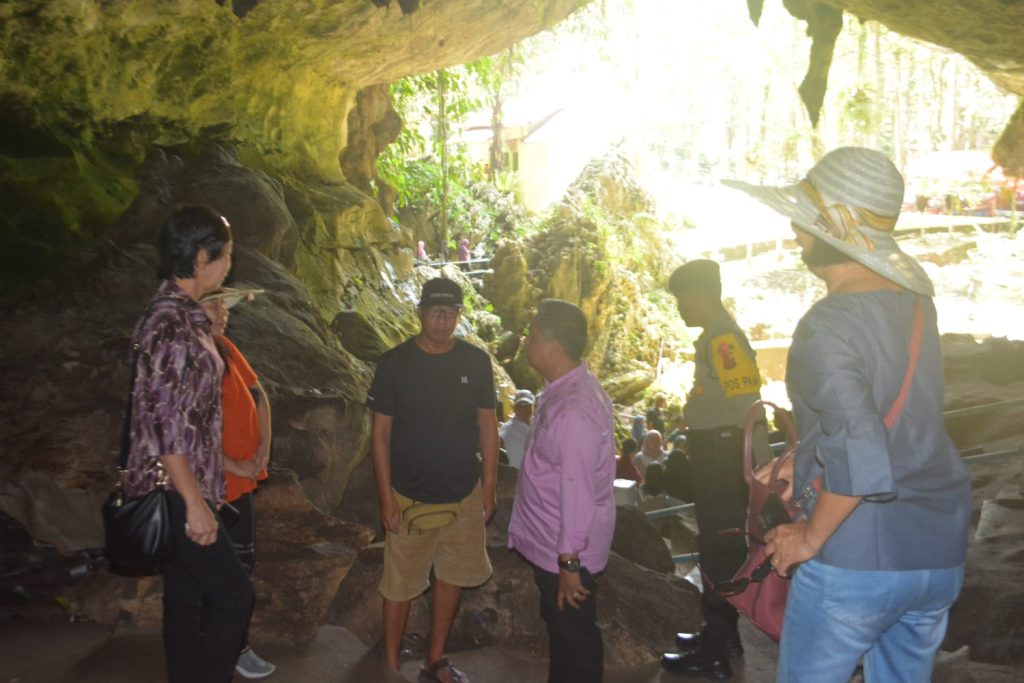 Plt Kadin Pariwisata dan Kebudayaan Kabupaten OKU Feri Iswan, AP, MPA saat memantau obyek wisata Gua Putri di musim libur lebaran. Foto dokumen Dinas Pariwisata dan Kebudayaaan OKU