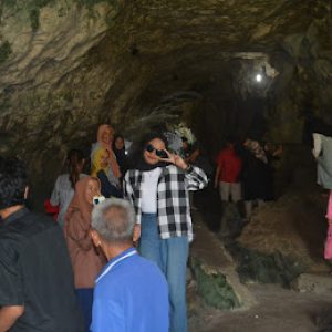 Wisatawan berkunjung ke Lokasi Wisata Gua putri di Desa Padang Bindu Kecamatan Semidangaji, Kabupaten OKU. Foto dokumen Dinas pariwisata dan Kebudayaan OKU