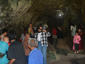 Wisatawan berkunjung ke Lokasi Wisata Gua putri di Desa Padang Bindu Kecamatan Semidangaji, Kabupaten OKU. Foto dokumen Dinas pariwisata dan Kebudayaan OKU