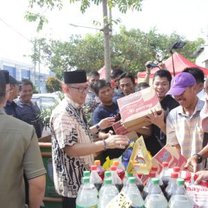 Paket sembako hingga daging beku dijual Pasar Murah Ramadhan yang dibuka oleh PJ Bupati OKU H Teddy Meilwansyah SSTP MM MPd di Taman Kota Baturaja. Kanalberita.id / Apriansyah