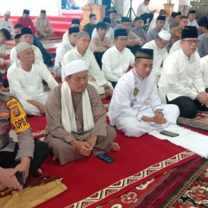 Suasana shalat Idul Fitri 1444 H Bupati OKU dan unsur muspida bersama masyarakat OKU di Pendopo Rumah Dinas Bupati OKU, Sabtu (22/4/2023). Kanalberita.id / Apriansyah