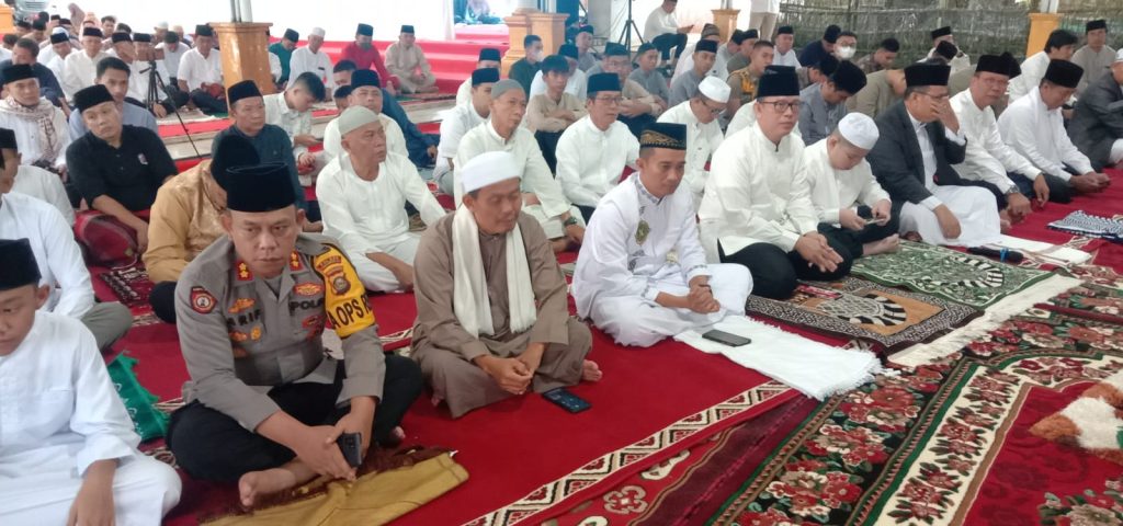 Suasana shalat Idul Fitri 1444 H Bupati OKU dan unsur muspida bersama masyarakat OKU di Pendopo Rumah Dinas Bupati OKU, Sabtu (22/4/2023). Kanalberita.id / Apriansyah