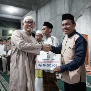 Penjabat Bupati OKU H Teddy Melwansyah SSTP MM MPd bantu pembangunan 7 masjid yang ada di Kecamatan Lubukraja, Kabupaten Ogan Komering Ulu. Foto dokumen Humas Pemkab OKU