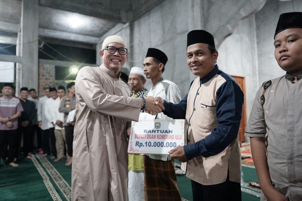 Penjabat Bupati OKU H Teddy Melwansyah SSTP MM MPd bantu pembangunan 7 masjid yang ada di Kecamatan Lubukraja, Kabupaten Ogan Komering Ulu. Foto dokumen Humas Pemkab OKU