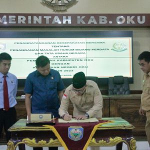 PJ Bupati Ogan Komering Ulu H Tedddy Meilwansyah SSTP MM MPd dan Kajari OKU Choirun Parapat, SH MH teken MoU Tentang Penanganan Masalah Hukum Bidang Perdata dan Tata Usaha Negara bertempat di Ruang Abdi Praja Pemkab OKU, Selasa (11/04/2023). Foto dokumen humas Pemkab OKU