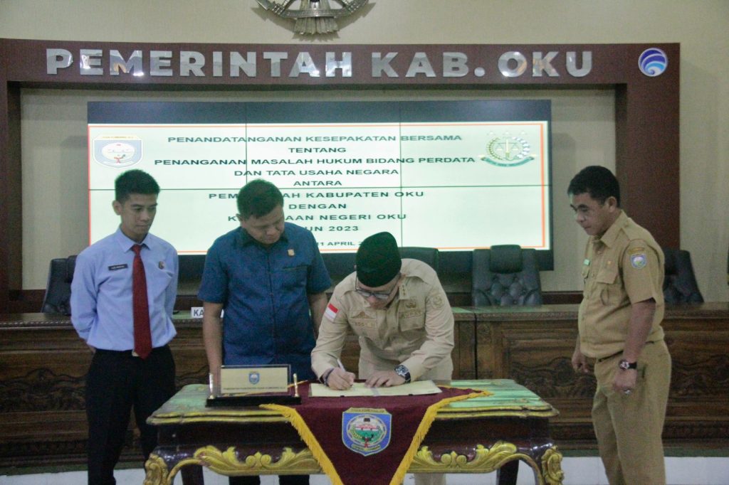 PJ Bupati Ogan Komering Ulu H Tedddy Meilwansyah SSTP MM MPd dan Kajari OKU Choirun Parapat, SH MH teken MoU Tentang Penanganan Masalah Hukum Bidang Perdata dan Tata Usaha Negara bertempat di Ruang Abdi Praja Pemkab OKU, Selasa (11/04/2023). Foto dokumen humas Pemkab OKU