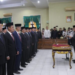 PJ Bupati OKU H Teddy Meilwansyah SSTP MM MPd melantik dan mengambil sumpah 16 pejabat yang akan menduduki Jabatan Pratama Tinggi (Eselon II) dilingkungan Pemkab OKU. Foto dokumen Humas OKU