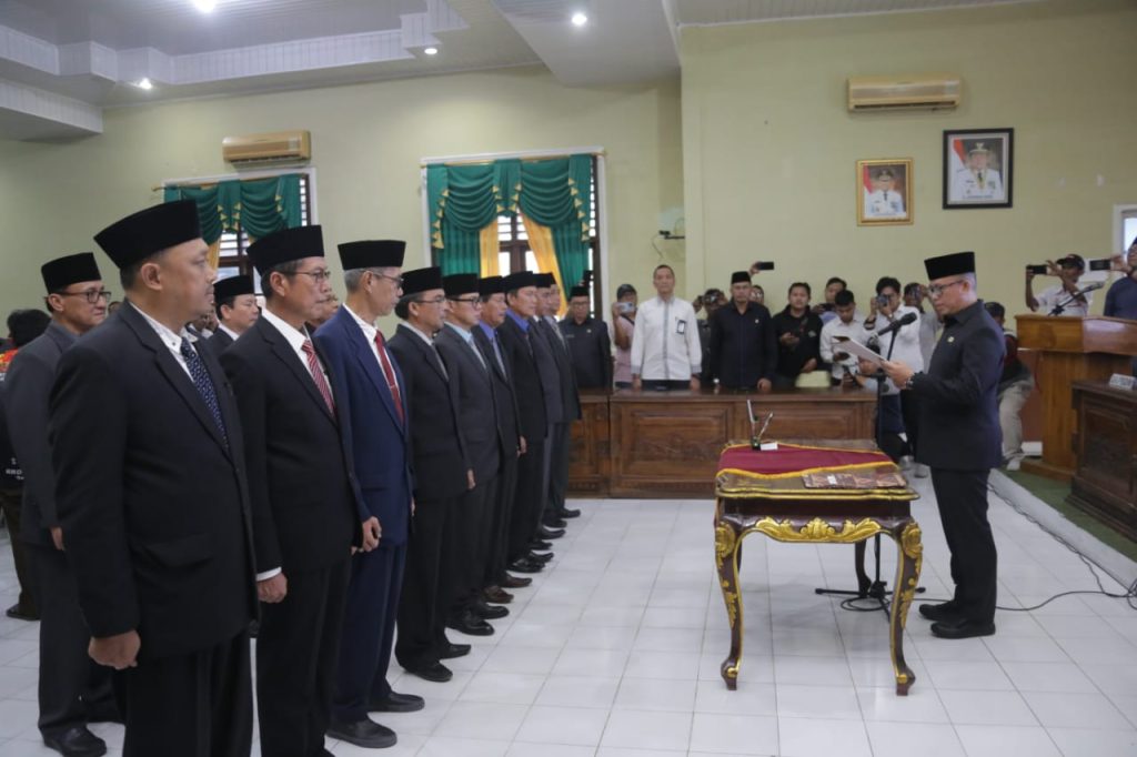 PJ Bupati OKU H Teddy Meilwansyah SSTP MM MPd melantik dan mengambil sumpah 16 pejabat yang akan menduduki Jabatan Pratama Tinggi (Eselon II) dilingkungan Pemkab OKU. Foto dokumen Humas OKU