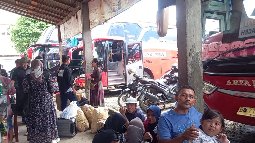 Suasana Loket Arya Prima sebelum keberangkatan para penumpang. Foto: Apriansyah/Kanalberita.id