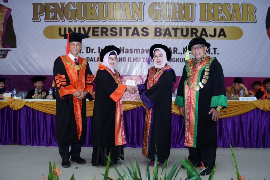 Rektor UNBARA Ir Hj Lindawati MZ, MT didampingi Ketua LLDIKTI Wilayah II Prof. Dr. Ishak Iskandar, M.Sc menyerahkan SK Menteri sebagai Guru Besar kepada Pro Dr Ir Hj Hasmawaty AR, MM MT. Kanalberita.id / Apriansyah