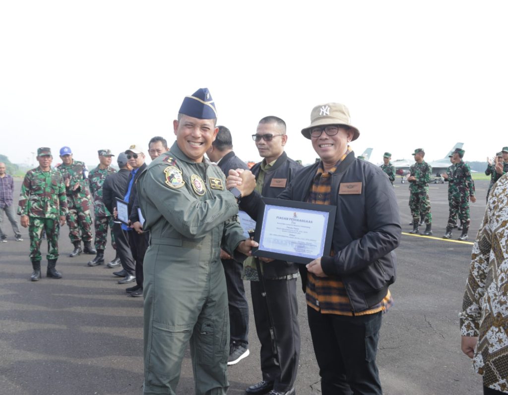 PJ Buapti OKU terima Jaket dan Piagam dari Komandan Lanud Sri Mulyono Herlambang Kolonel Pnb Sigit Gatot Prasetyo, M.M.O.A.S.