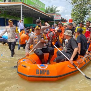 PJ Bupati OKU H Teddy Meislwansyah SSTP MM MPd dan Kapolres OKU AKBP Arif Harsono SIK MH bersama Wakapolres OKU Kompol Farida Aprillah SH dan PJU Polres OKU meninjau langsung lokasi Banjir. Kanalberita.id / Apriansyah