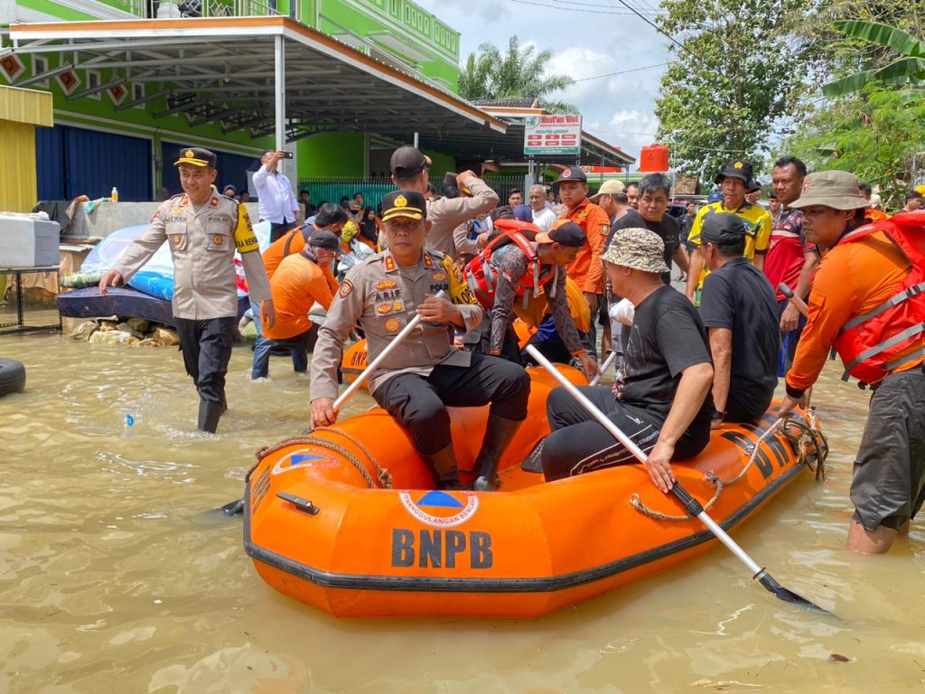 PJ Bupati OKU H Teddy Meislwansyah SSTP MM MPd dan Kapolres OKU AKBP Arif Harsono SIK MH bersama Wakapolres OKU Kompol Farida Aprillah SH dan PJU Polres OKU meninjau langsung lokasi Banjir. Kanalberita.id / Apriansyah