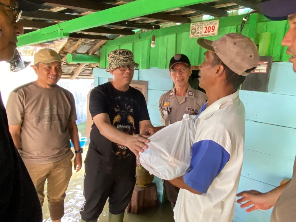 PJ Bupati OKU H Teddy Meilwansyah SSTP MM MPd memberikan bantuan sembako kepada wearga yang terdampak banjir. Kanalberita.id / Apriansyah