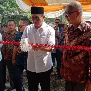 Dr Ir H Heri Amalindo MM yang juga bakal calon (Balon) Gubernur Sumatera Selatan menyapa masyarakat Kabupaten Ogan Komering Ulu Minggu (4/6/2023) sore. Foto Kanalberita.id / Apriansyah