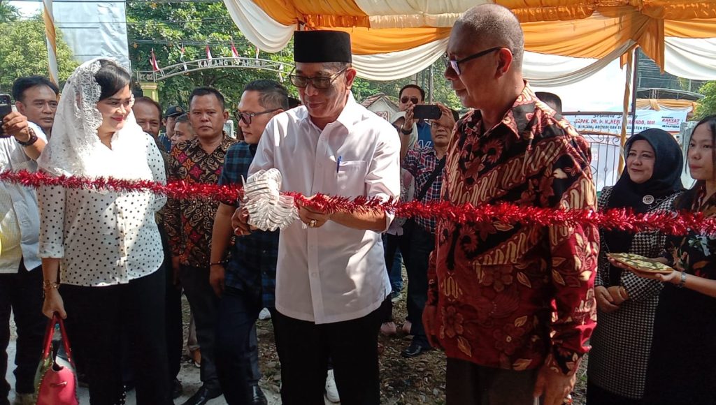 Dr Ir H Heri Amalindo MM yang juga bakal calon (Balon) Gubernur Sumatera Selatan menyapa masyarakat Kabupaten Ogan Komering Ulu Minggu (4/6/2023) sore. Foto Kanalberita.id / Apriansyah