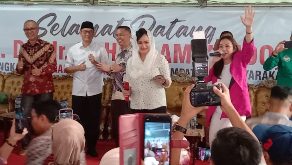 Artis Wulan Alora (jebolan KDI 3) melantunkan beberapa lagu untuk menghibur warga Kota Baturaja di acara silaturahmi akbar Dr Ir H Heri Amalindo MM yang juga bakal calon (Balon) Gubernur sumatera Selatan Minggu (4/6/2023) sore. Kanalberita.id / Apriansyah