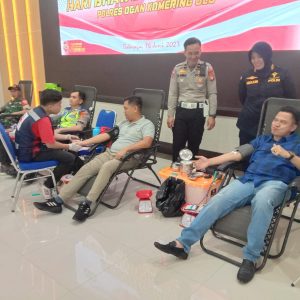 Tampak sejumlah personil polisi Polres OKU dan TNI sedang melakukan donor darah dalam rangkaian kegiatan memeriahkan HUT Bhayangkara ke -77. Foto Kanalberita.id / Apriansyah