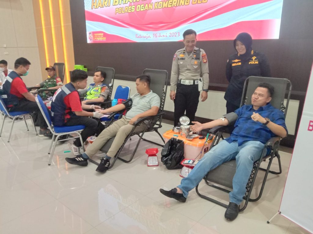 Tampak sejumlah personil polisi Polres OKU dan TNI sedang melakukan donor darah dalam rangkaian kegiatan memeriahkan HUT Bhayangkara ke -77. Foto Kanalberita.id / Apriansyah