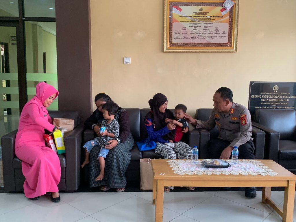 Kapolres OKU AKBP Arif Harsono SIK MH dan Ketua Bhayangkari Cabang OKU Ny Indi  Arif  menjadi orang tua asuh anak stunting atas nama, Igi ( 2) dan Tiara  (3). Kanalberita.id / Apriansyah