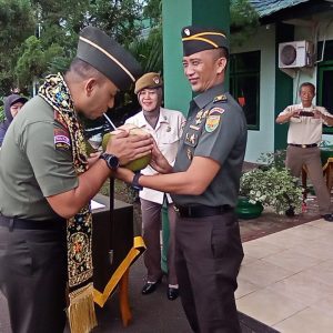 Tradisi minum air kelapa muda menyambut Letkol Inf Harri Feriawan Rumawatine sebagai Komandan Kodim 0403/OKU yang baru. Kanalberita.id / Apriansyah