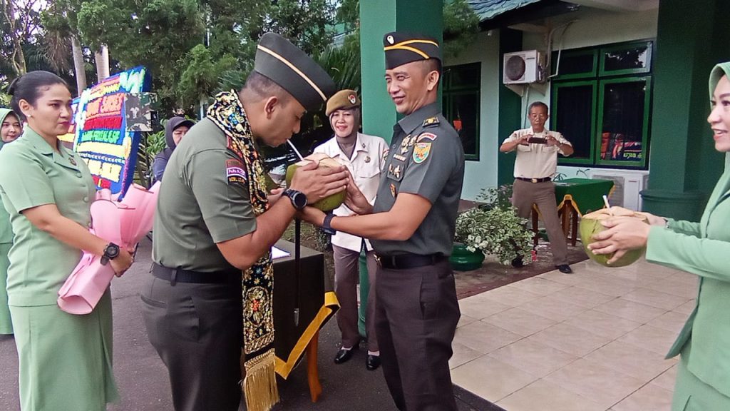 Tradisi minum air kelapa muda menyambut Letkol Inf Harri Feriawan Rumawatine sebagai Komandan Kodim 0403/OKU yang baru. Kanalberita.id / Apriansyah