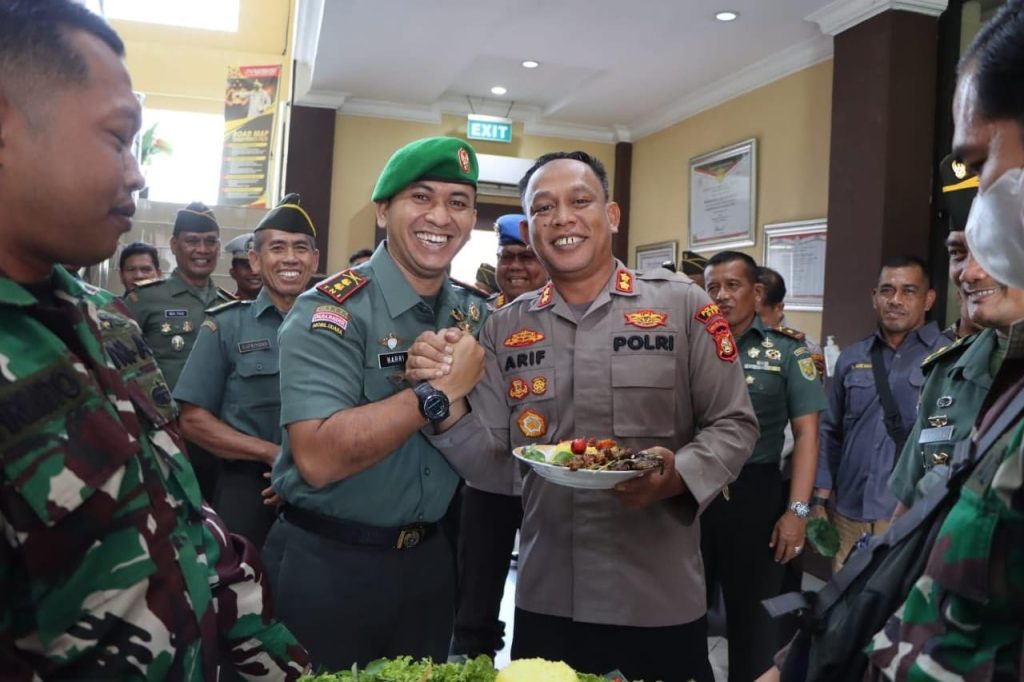 Momen Sinergitas TNI-Polri, Dandim 0403 OKU Berikan Surprise Kepada Polres OKU, dalam rangka HUT Bhayangkara ke 77.