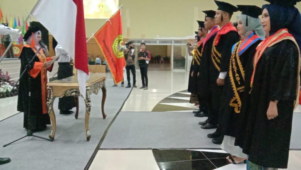 Rektor Unbara Ir Hj Lindawati MZ, MT saat melantik sarjana baru di Gedung Kesenian Baturaja Selasa ( 18/7/2023). Kanal Berita / Apriansyah