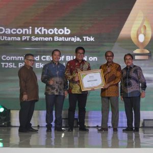 Direktur Utama PT Semen Baturaja Tbk (SMBR), Daconi Khotob menerima penghargaan pada ajang 3th TJSL & CSR Award 2022 di Hotel Borobudur Jakarta, (10/8/2023). Foto dokumen SMBR