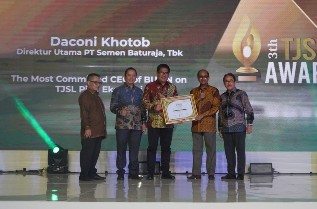 Direktur Utama PT Semen Baturaja Tbk (SMBR), Daconi Khotob menerima penghargaan pada ajang 3th TJSL & CSR Award 2022 di Hotel Borobudur Jakarta, (10/8/2023). Foto dokumen SMBR