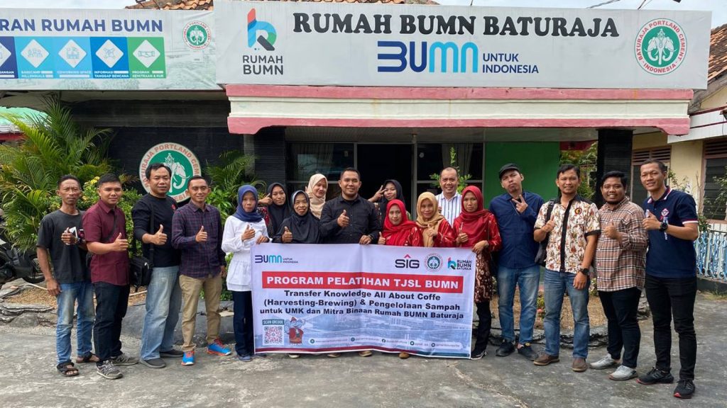 PT Semen Baturaja Tbk (SMBR) menyelenggarakan pelatihan Roasting Kopi dan Sosialisasi Program SMBR Eco Cafe Ngopi Bayar Pakai Sampah bagi UMK (Usaha Mikro, Kecil, dan Menengah). Foto dokumen Humas SMBR