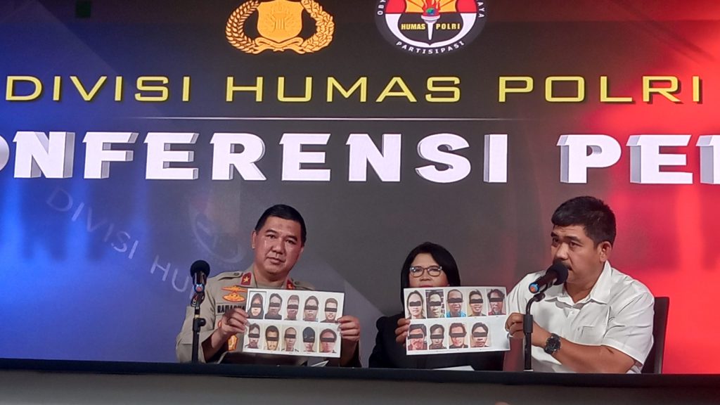 Juru Bicara Satgas Densus 88 Anti Terorisme Aswin Siregar (kanan) dan Brigjen Pol Ahmad Ramadhan (kiri) menunjukkan foto tersangka militan yang ditangkap pada Oktober 2023, saat konferensi pers di Jakarta, 31 Oktober 2023. (Foto : Apriansyah/ Kanalberita.id)