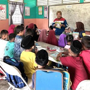 Rumah Pintar Pelangi Desa Makartitama, Kecamatan Peninjauan OKU ramai dikunjungi pelajar yang antusias memilih buku bacaan. Foto dokumen PHE Ogan Komering