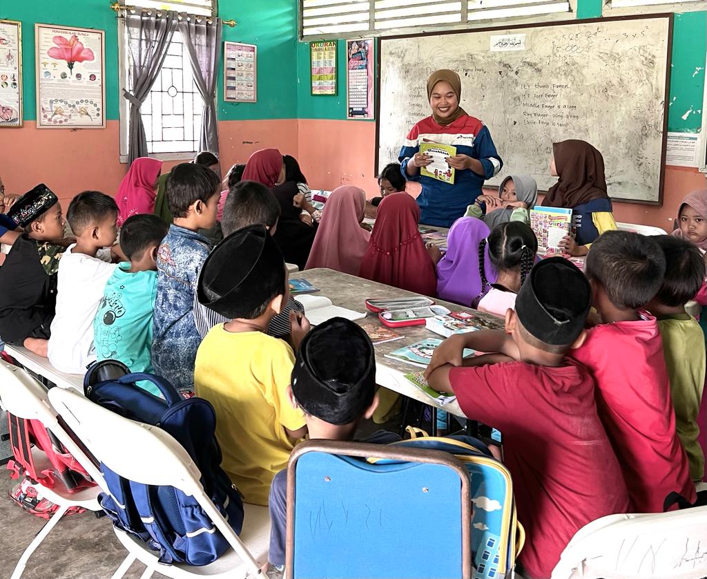 Rumah Pintar Pelangi Desa Makartitama, Kecamatan Peninjauan OKU ramai dikunjungi pelajar yang antusias memilih buku bacaan. Foto dokumen PHE Ogan Komering