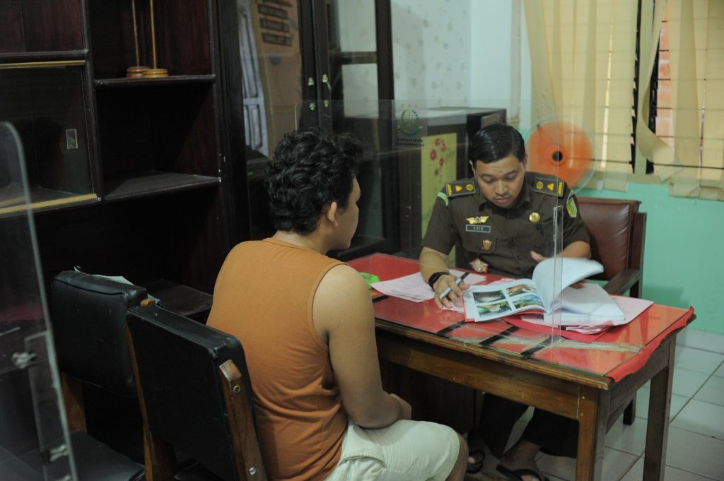 Pelimpahan tanggung jawab tersangka dan barang bukti (tahap II) perkara pembunuhan atas nama tersangka dengan inisial W dari penyidik Kepolisian Sektor Peninjauan, Selasa (21/11/2023).