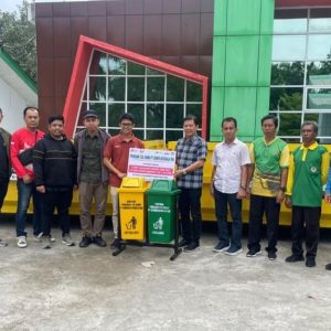 PT Semen Baturaja Tbk (SMBR) menyerahkan bantuan 3 unit kontainer sampah dan 15 unit kotak sampah 2 in 1 dengan kapasitas 50 liter kepada Dinas Lingkungan Hidup OKU. Kanalberita.id / Apriansyah