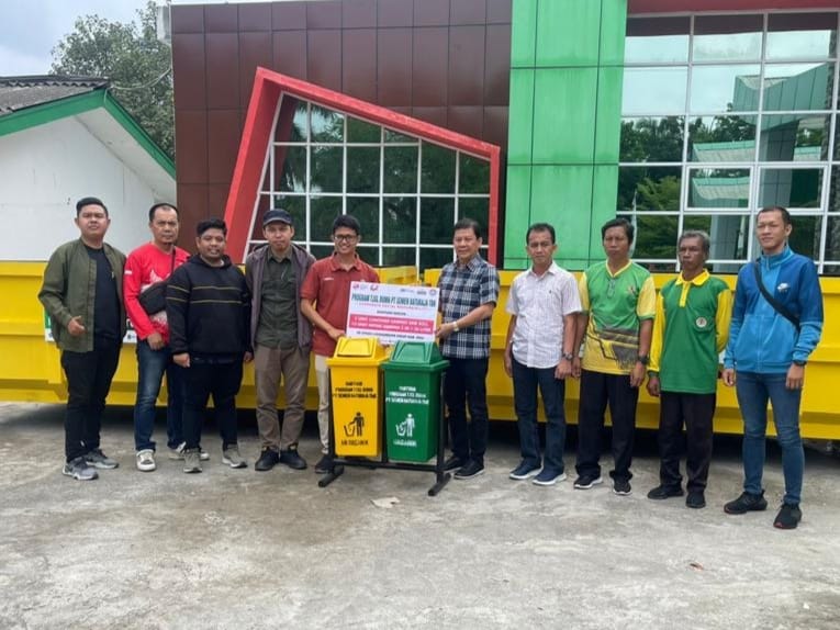 PT Semen Baturaja Tbk (SMBR) menyerahkan bantuan 3 unit kontainer sampah dan 15 unit kotak sampah 2 in 1 dengan kapasitas 50 liter kepada Dinas Lingkungan Hidup OKU. Kanalberita.id / Apriansyah