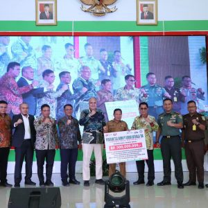 PJ Bupati OKU diwakili Asisten 1 Bidang Pemerintahan, Indra Susanto SSos MAP menerima secara simbolis bantuan dan santunan dari CSR PT Semen Baturaja Tbk (SMBR) pada Ulang Tahun SMBR ke-49. Foto dokumen PT SMBR.