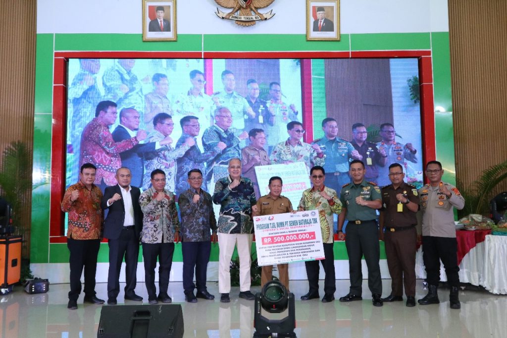 PJ Bupati OKU diwakili Asisten 1 Bidang Pemerintahan, Indra Susanto SSos MAP menerima secara simbolis bantuan dan santunan dari CSR PT Semen Baturaja Tbk (SMBR) pada Ulang Tahun SMBR ke-49. Foto dokumen PT SMBR.