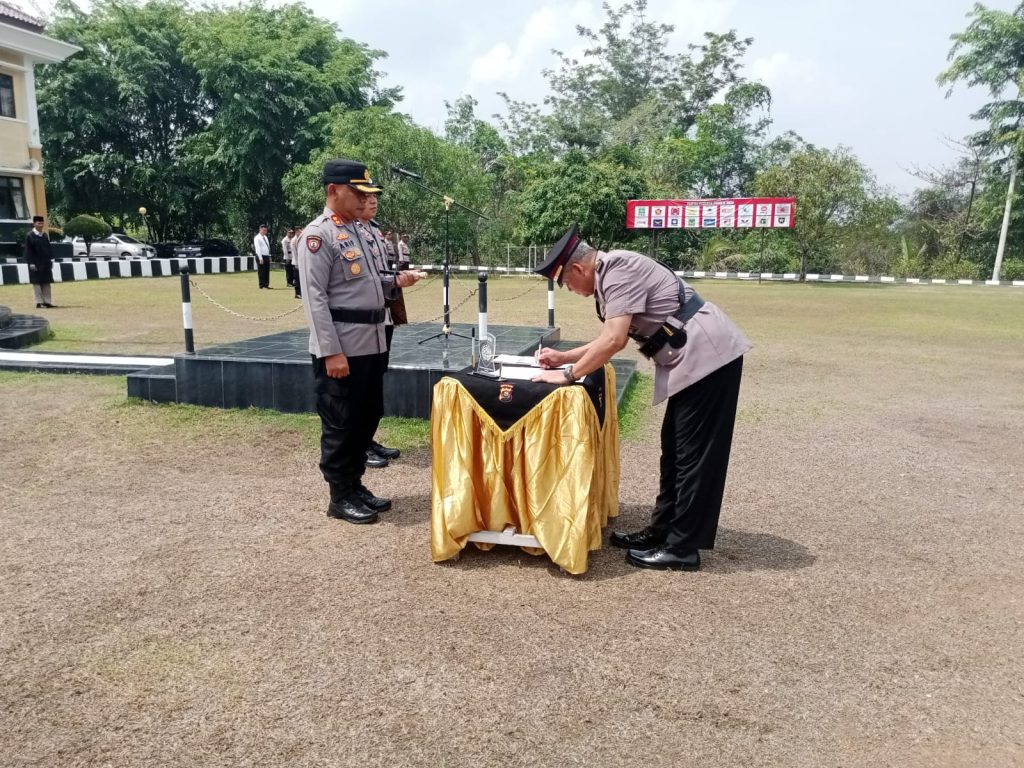 Sertijab Wakapolres OKU dan Kasi Humas Polres OKU dipimpin Kapolres OKU AKBP Arif Harsono SIK MH. Foto dokumen Humas Polres OKU