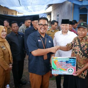 PJ Bupati OKU bersama Senior Manager of CSR SMBR Gili Aprial Braja memberikan bantuan Dana CSR SMBR sebesar Rp 150 juta kepada Pokdakan dan Poklahsar di Desa Marta jaya, Kecamatan Lubukraja OKU. Foto Kanalberita.id / Edo