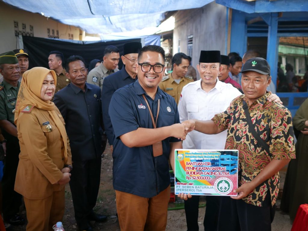 PJ Bupati OKU bersama Senior Manager of CSR SMBR Gili Aprial Braja memberikan bantuan Dana CSR SMBR sebesar Rp 150 juta kepada Pokdakan dan Poklahsar di Desa Marta jaya, Kecamatan Lubukraja OKU. Foto Kanalberita.id / Edo