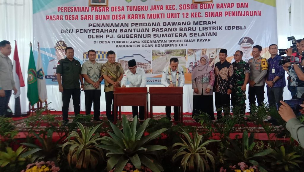 Penjabat Gubernur Sumsel Dr Drs Agus Fatoni MSi dan PJ Bupati OKU H Teddy Meilwansyah SSTP MM MPd menandatangani prasasti peresmian dua pasar desa di OKU. Foto Kanalberita.id / Apriansyah