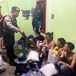 Delapan pelaku tawuran diaangkut ke kantor polisi Sabtu (11/11/2023) malam. Foto dokumen polisi