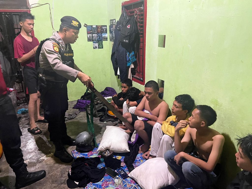 Delapan pelaku tawuran diaangkut ke kantor polisi Sabtu (11/11/2023) malam. Foto dokumen polisi