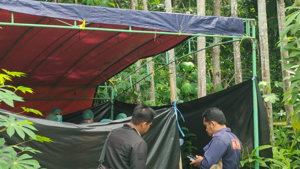 Tim Puslabfor Polda Sumsel dibantu Inafis Polres OKU melakukan ekshumasi (proses penggalian mayat atau pembongkaran kubur untuk mencari keadilan) mayat bayi yang diduga diabrosi oleh pasangan PA (22) dan SR (22). Foto Ist