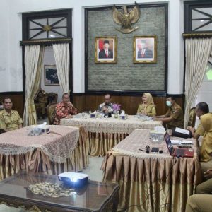 Rapat rencana kembangkan budi daya ayam petelur bersama Pjj Bupati OKU H Teddy Meilwansyah SSTP MM MPd. foto dokumen Prokopim